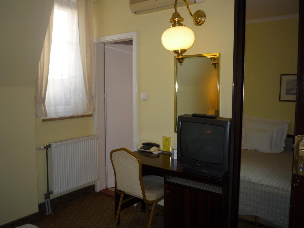 Hotel Kaloz Fregatt Panzio & Etterem Tata Zimmer foto
