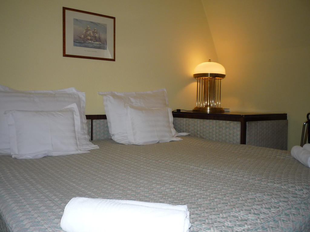 Hotel Kaloz Fregatt Panzio & Etterem Tata Zimmer foto