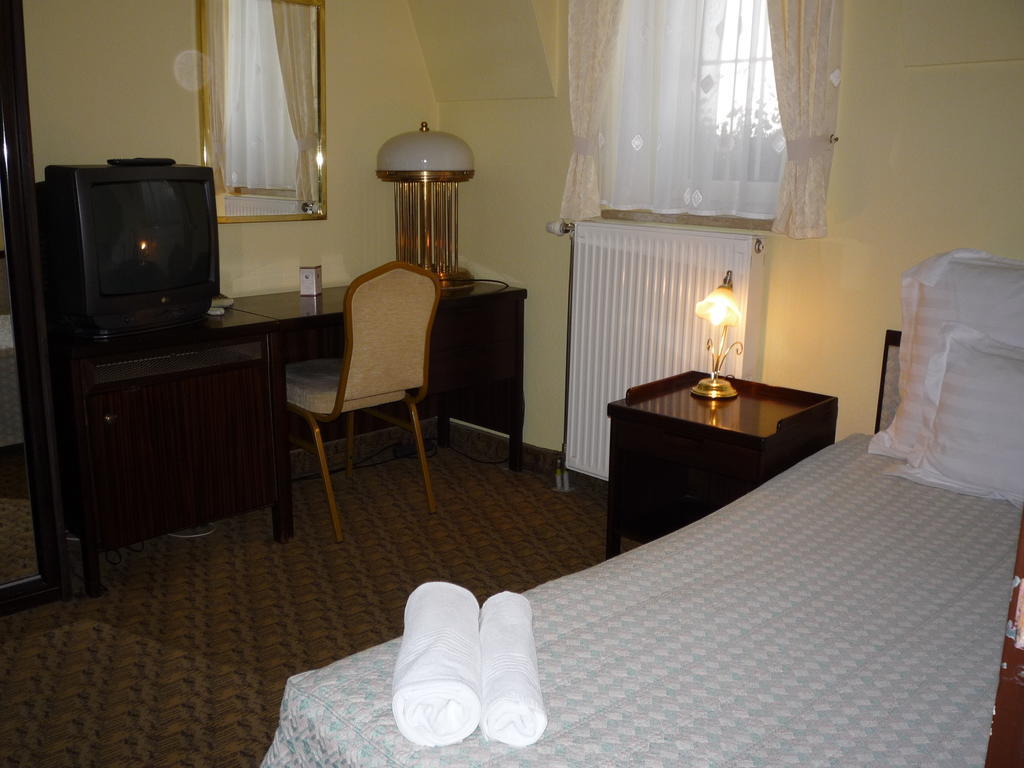 Hotel Kaloz Fregatt Panzio & Etterem Tata Zimmer foto