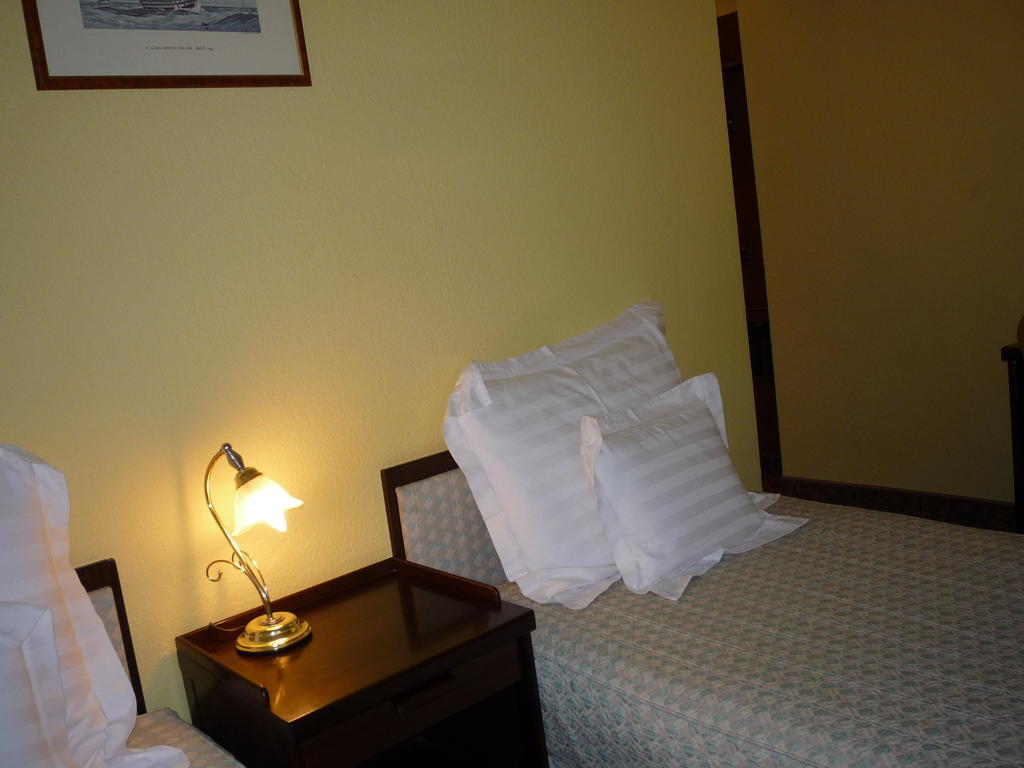 Hotel Kaloz Fregatt Panzio & Etterem Tata Zimmer foto