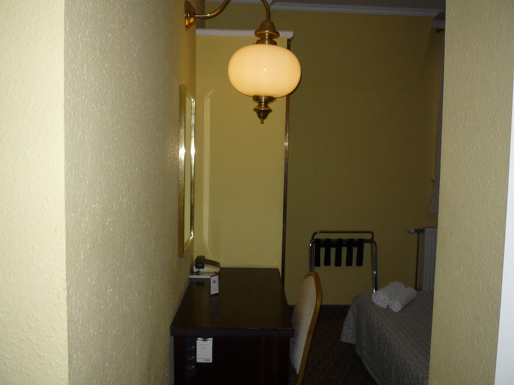 Hotel Kaloz Fregatt Panzio & Etterem Tata Zimmer foto