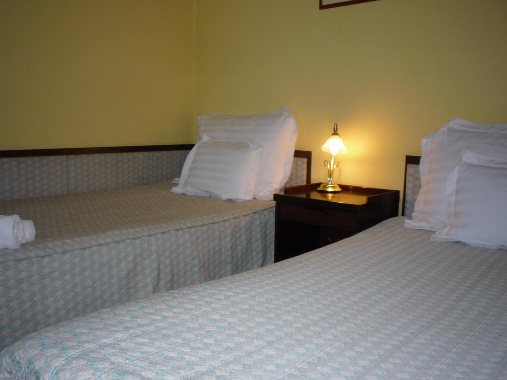 Hotel Kaloz Fregatt Panzio & Etterem Tata Zimmer foto
