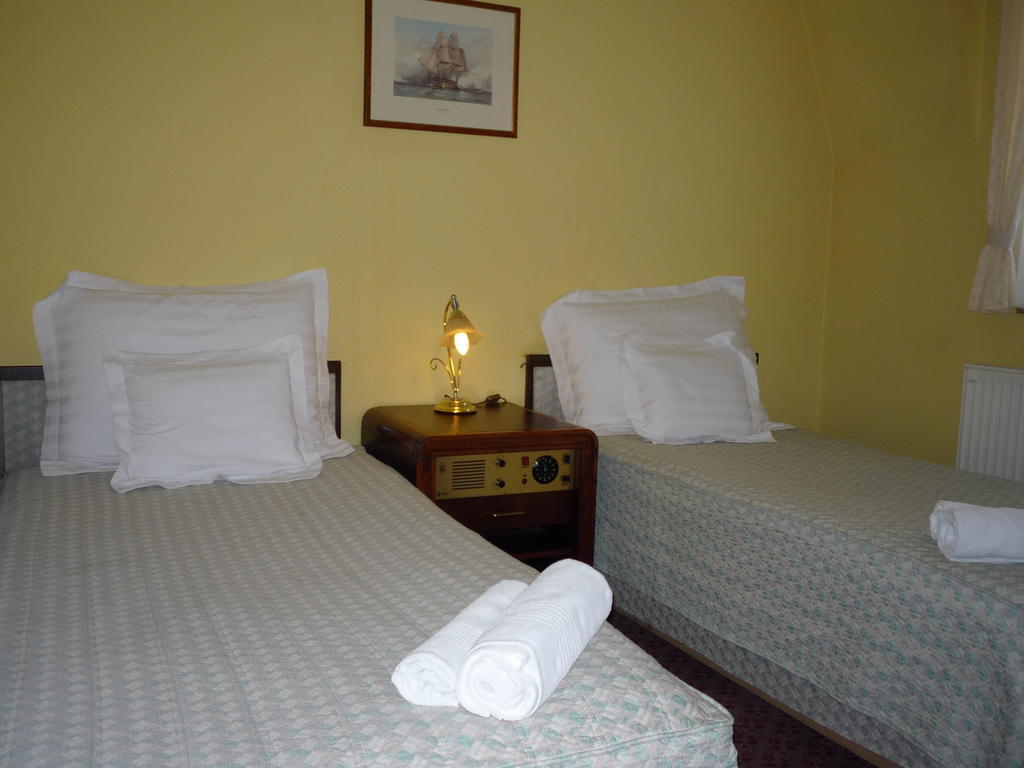 Hotel Kaloz Fregatt Panzio & Etterem Tata Zimmer foto