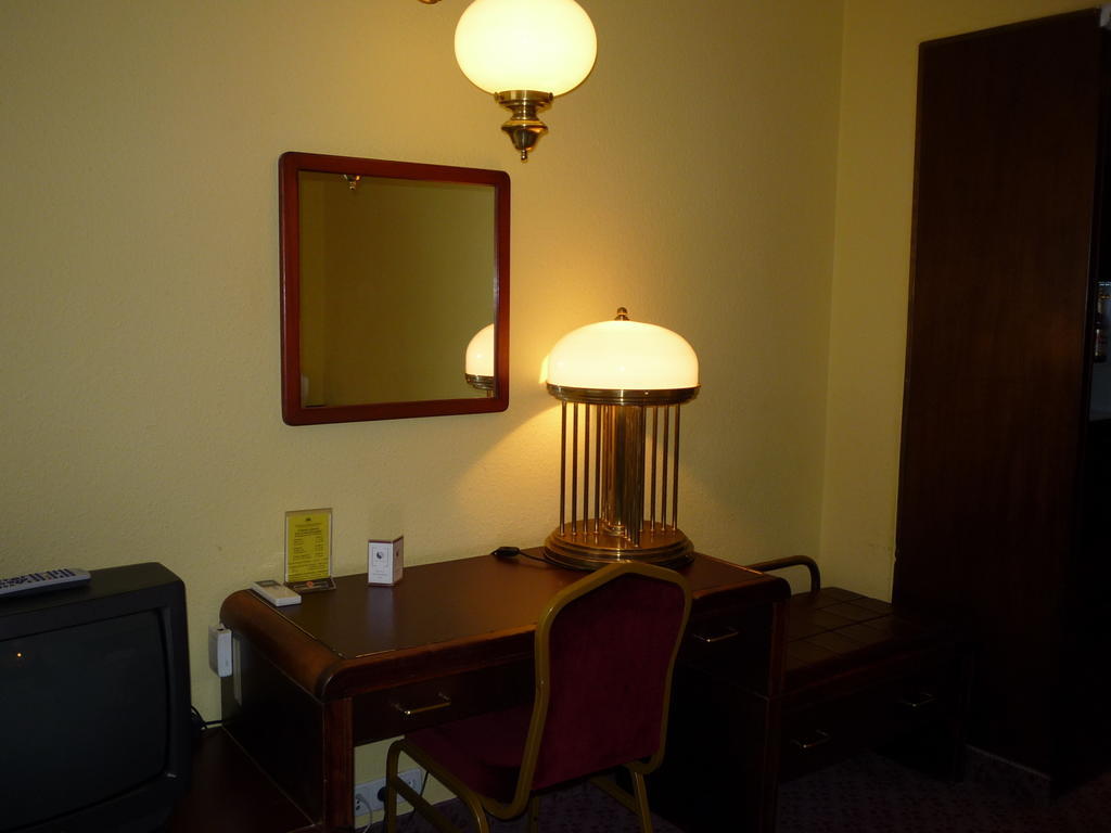 Hotel Kaloz Fregatt Panzio & Etterem Tata Zimmer foto